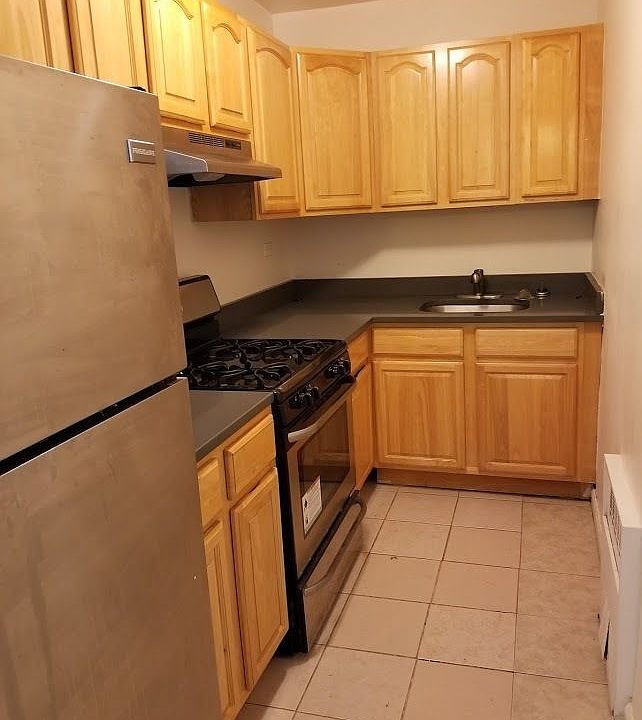 2nd image of 950 E 14th St APT 3D