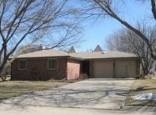 504 Center Crest Dr, Clay Center, NE 68933