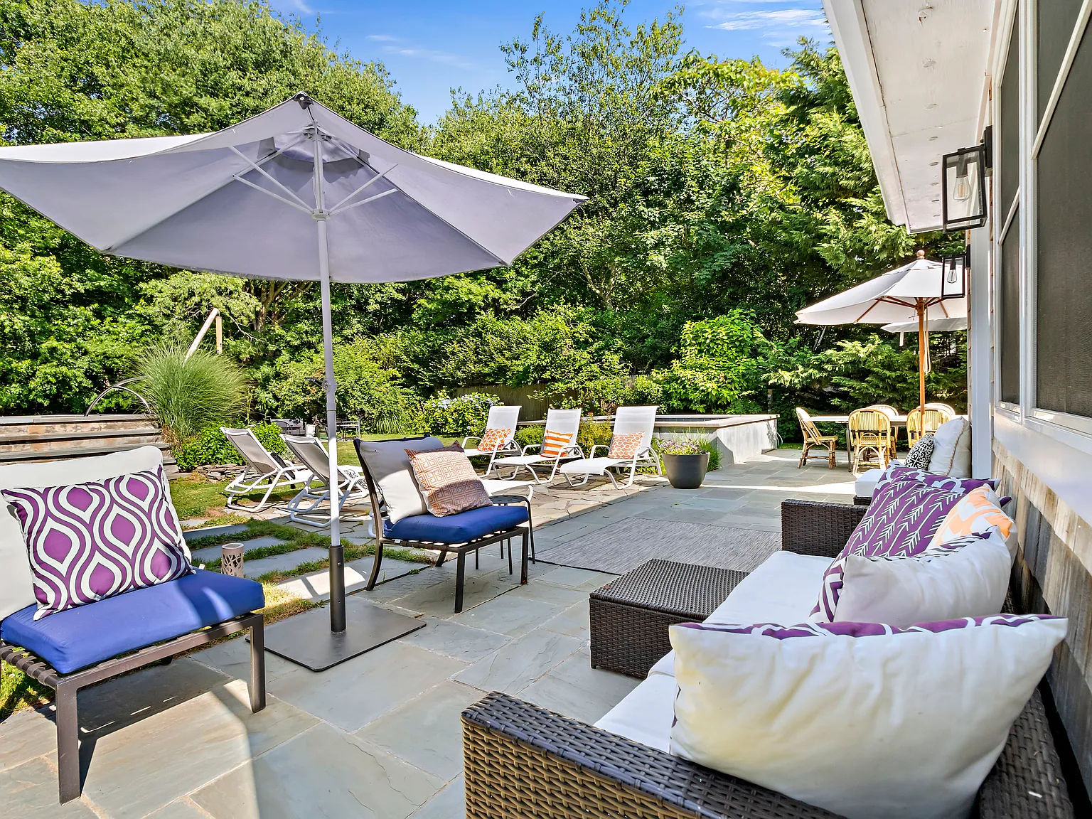 Huge Backyard, Large Living Room with Dining Area, Large Den — Photo 4