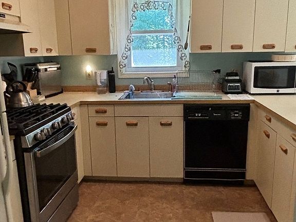 3rd image of 54 Lantern Ln Unit 2