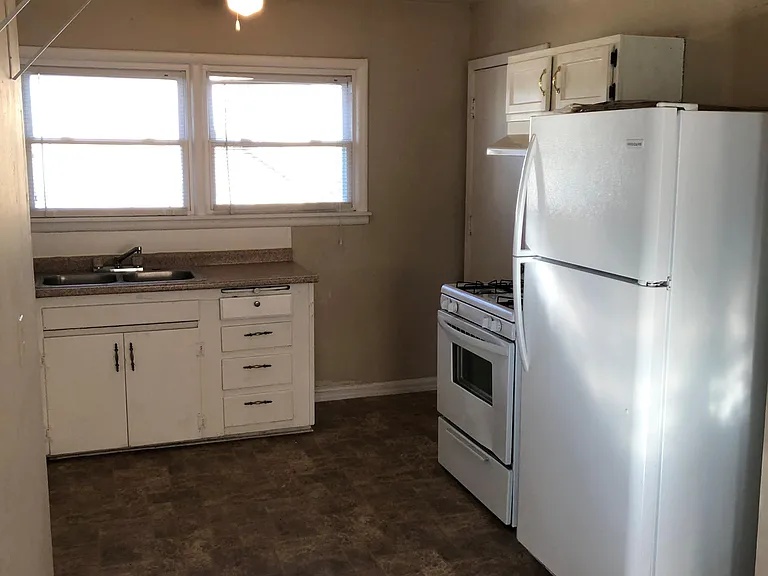 1032 N Braden Ave — Photo 2