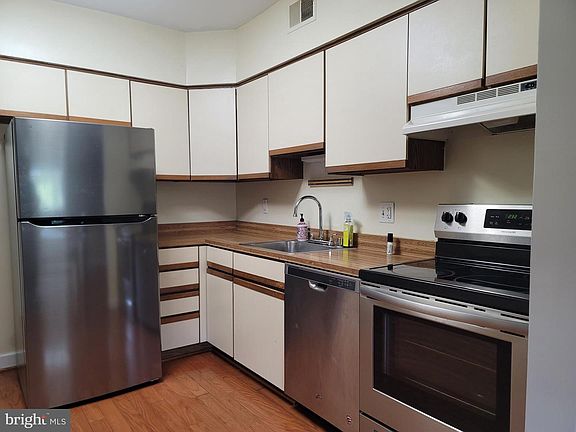 3rd image of 6 Elphin Ct Unit 201