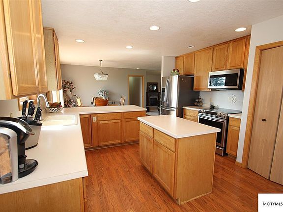 5th image of 15933 Lark Ave