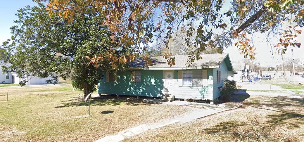 3 bed, 1.5 bath, $950 — Photo 1