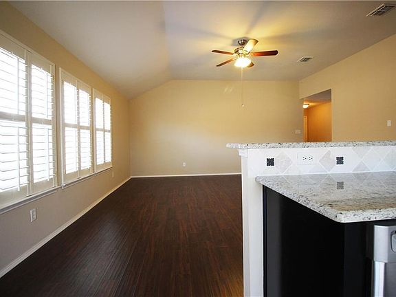 3rd image of 614 Linden Ave