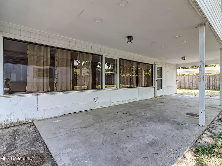 2323 Middlecoff Dr — Photo 35