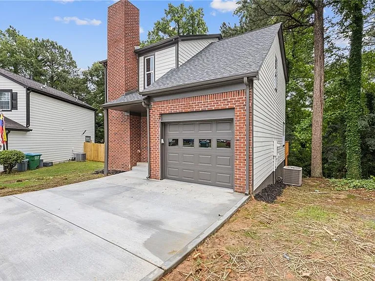 1111 Pin Oak Dr — Photo 2