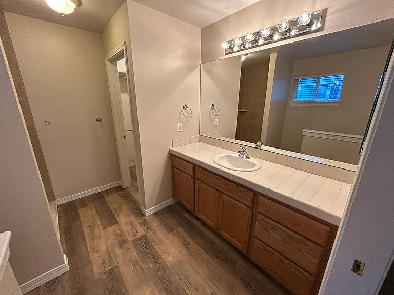 1811 N Prestwick Way — Photo 8