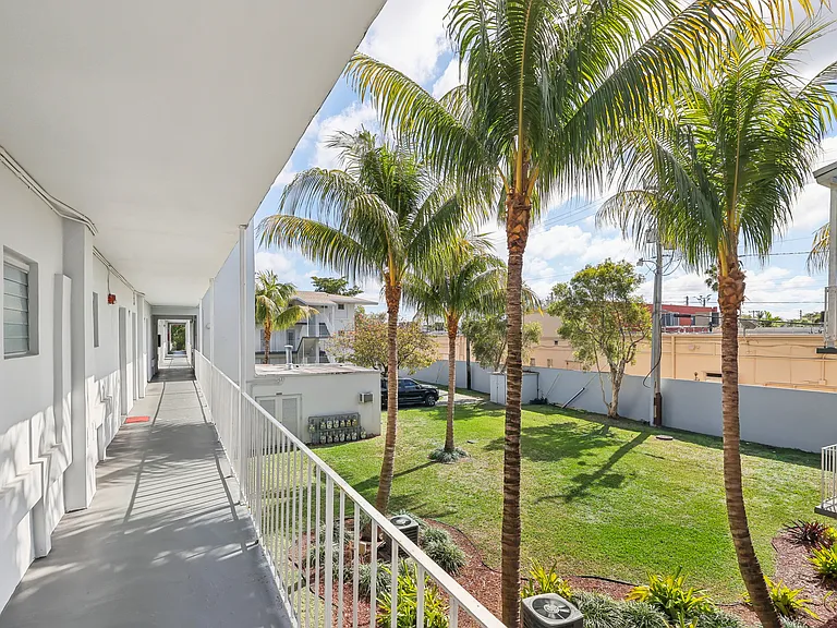 Esquire Apartments — Photo 33