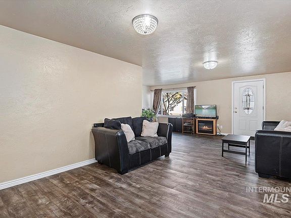 3rd image of 209 8th Ave N