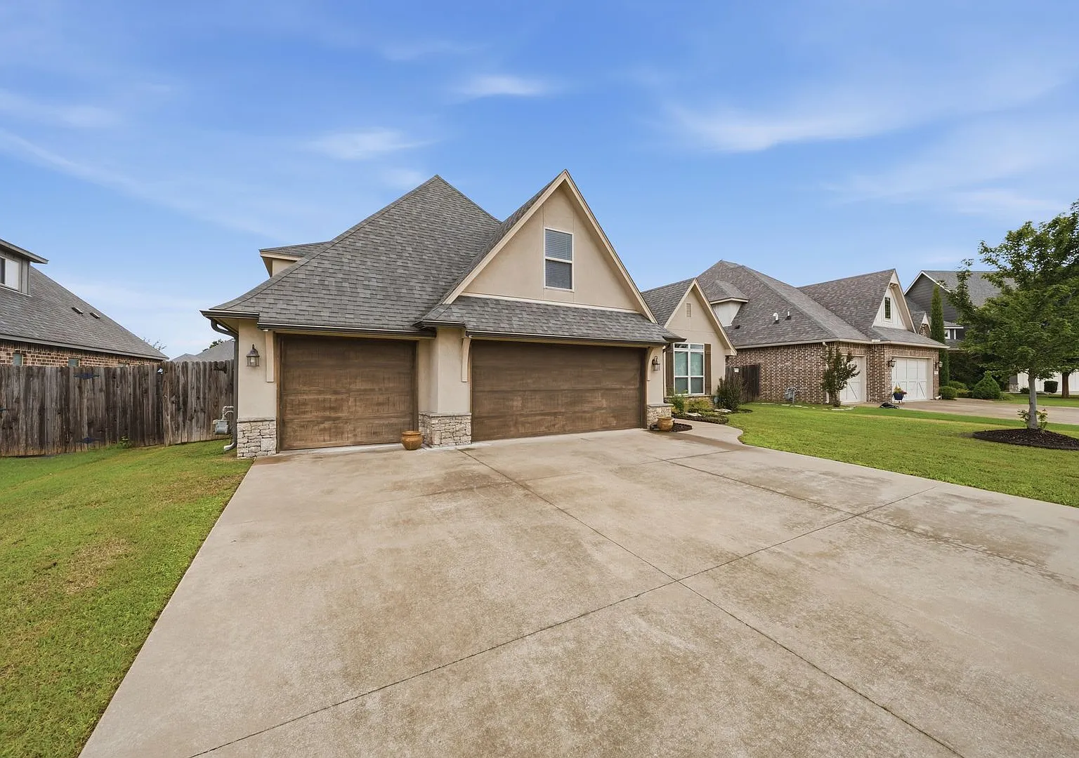Executive Home In Highly Desired Yorktown Neighborhood. — Photo 2