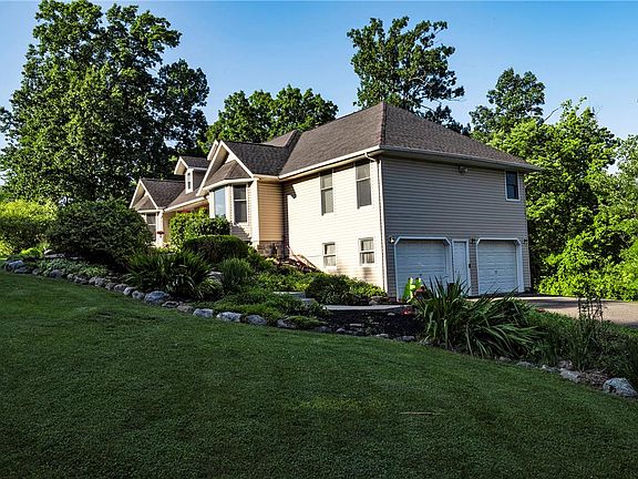 3rd image of 70 Carolee Ln