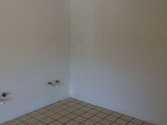 4th image of 402 E Plaza Dr Ste 7