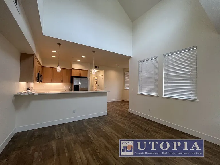 Beautiful and Spacious 3-bedroom, 3.5-bathroom Townhouse Located in the heart of Seabright. — Photo 13