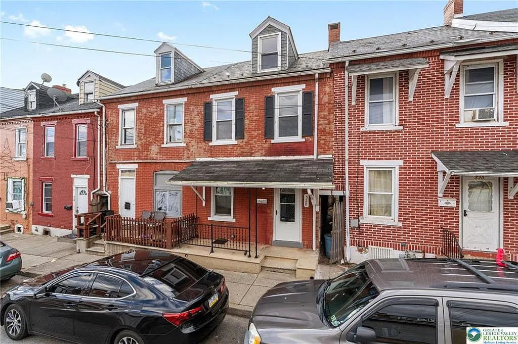 4 bed, 1.0 bath, 1382 sqft, $1,750 — Photo 1