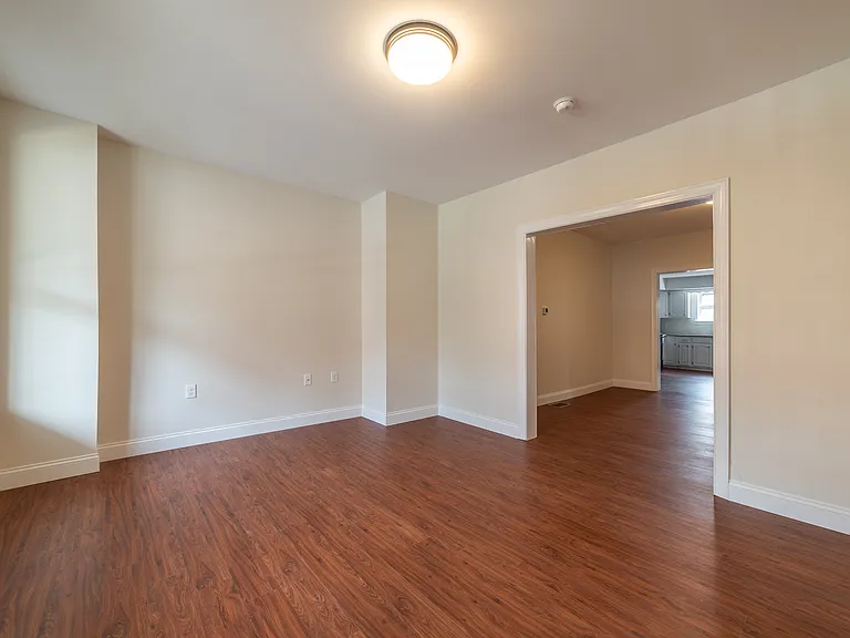 570 W Louther St — Photo 6