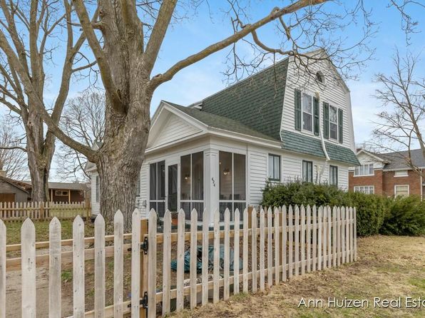 424 Lincoln Lake Ave SE, Lowell, MI 49331