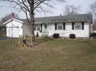 222 Saint James Ct, Momence, IL 60954