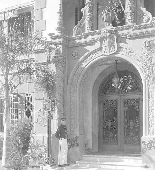 La Leyenda 1930s Door Man