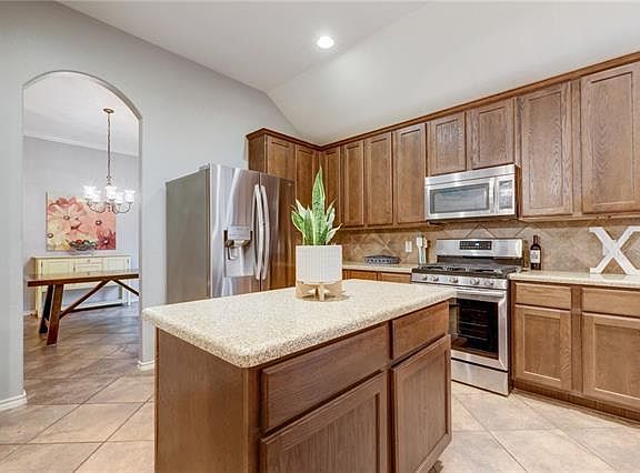 5th image of 727 Westbury Ln