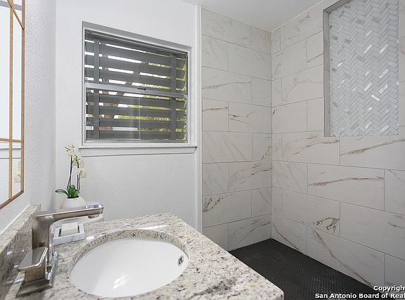 5th image of 12614 Middle Ln