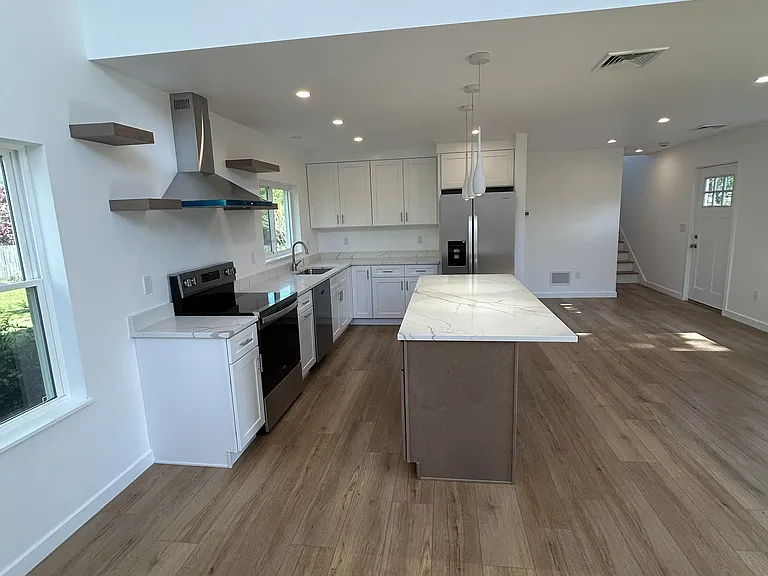 121 Sycamore St — Photo 3