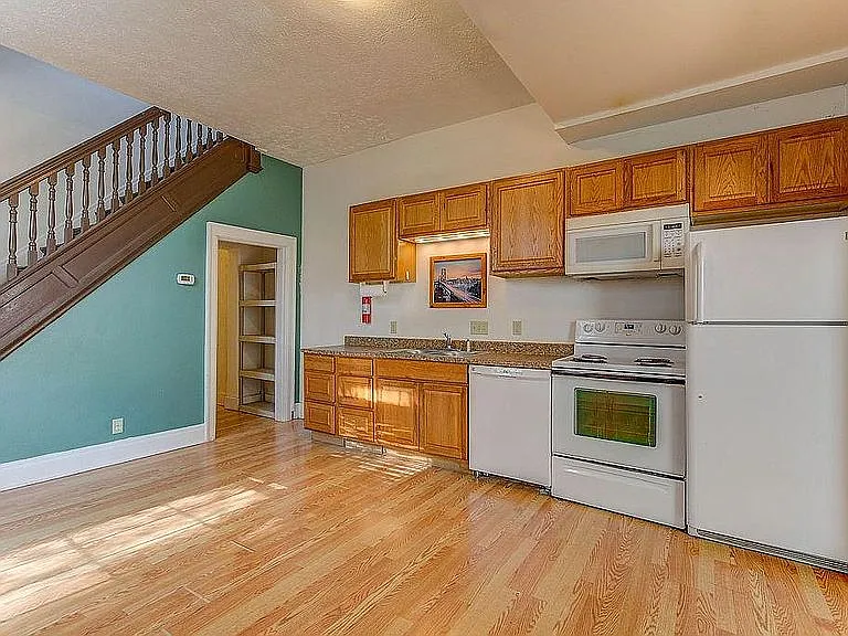 3 bed, 1000 sqft, $2,100 — Photo 3