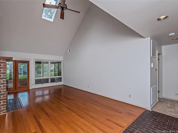 4th image of 401 Littletown Quarter