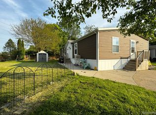 17865 Fairfax Ln, Brownstown, MI 48174