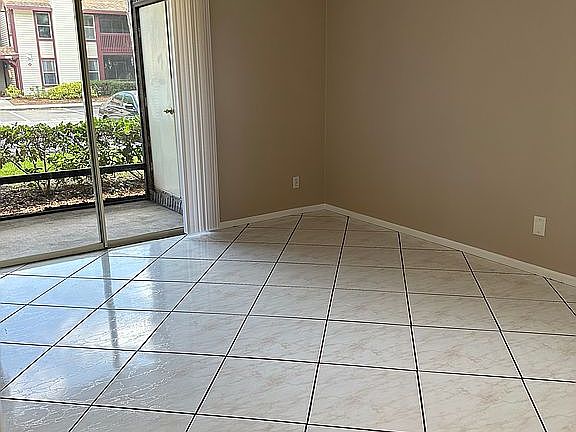 2nd image of 1739 Hampton Ln #301