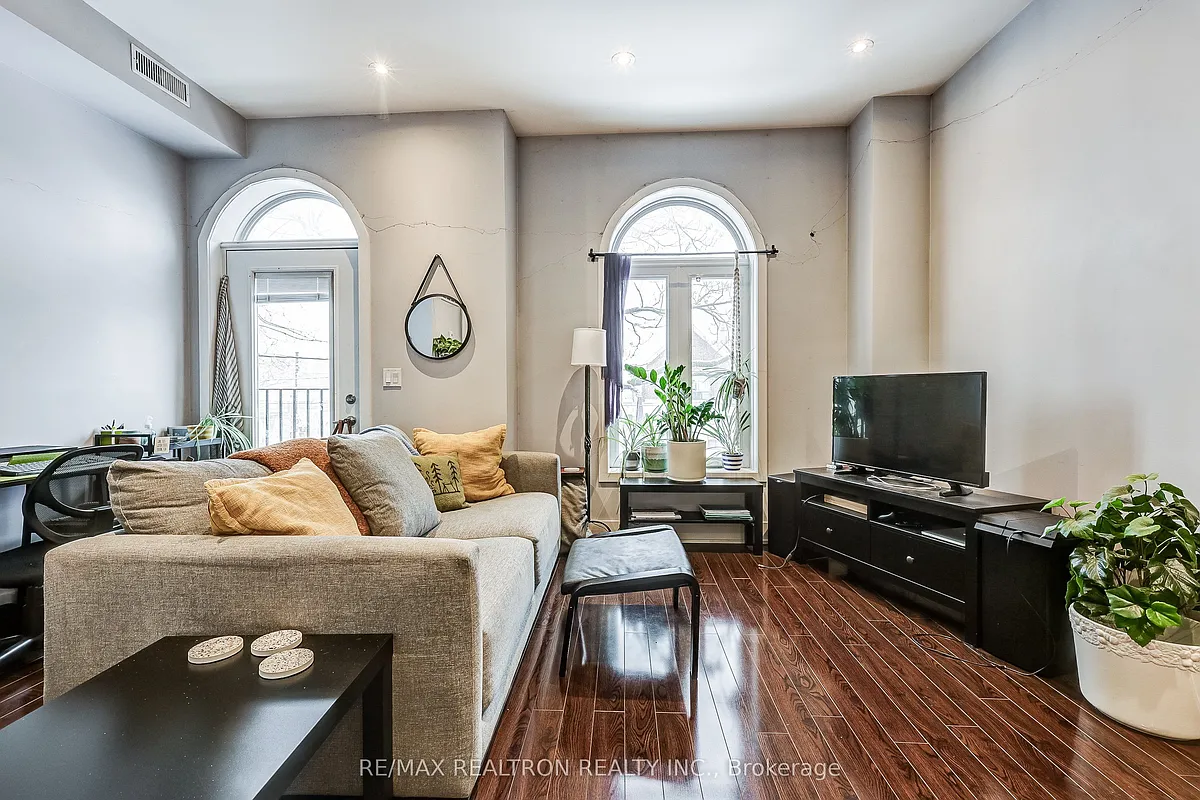 Photo 2 of 5 - 588 Ossington Ave #2 - Toronto, ON Building Photo - 588 Ossington Ave #2