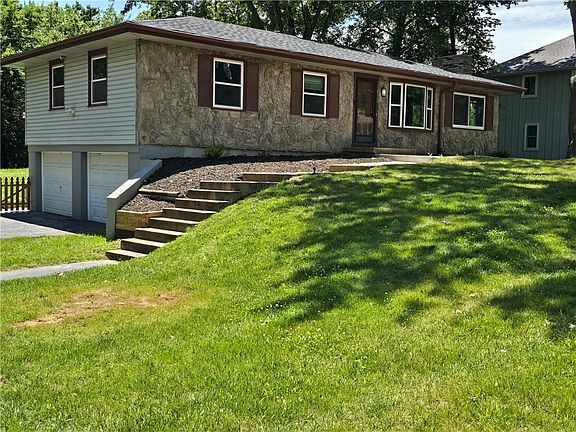3rd image of 7610 W 194th St
