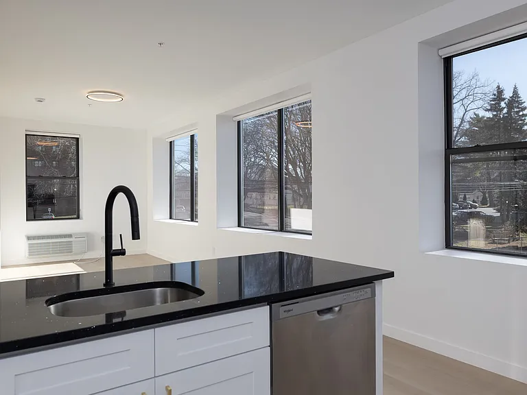 Oasis Apartments — Photo 36