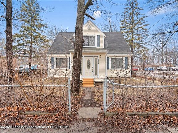 3rd image of 1654 Lake Lansing Rd