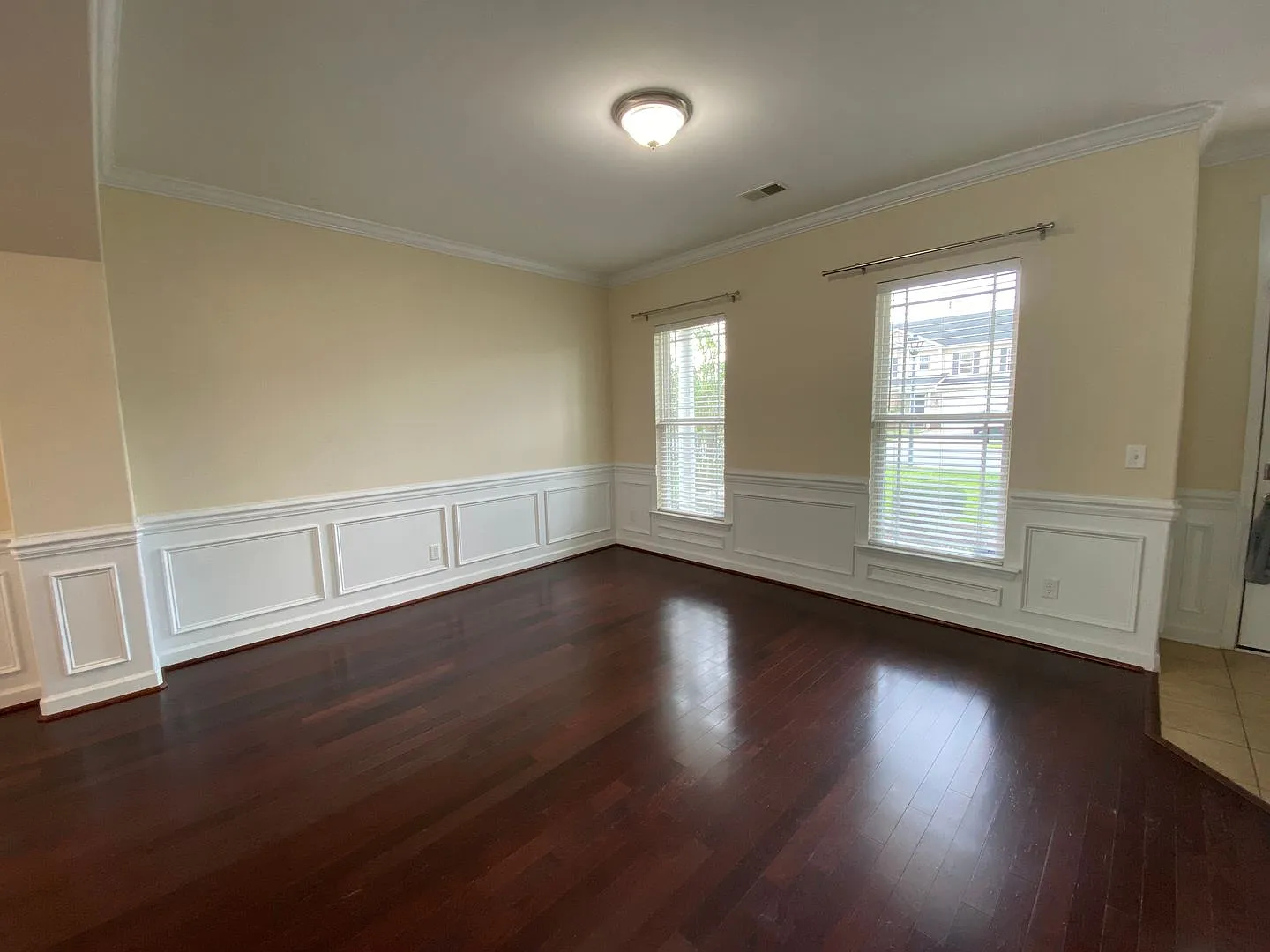 4 bedroom 2.5 bath home with a loft — Photo 4
