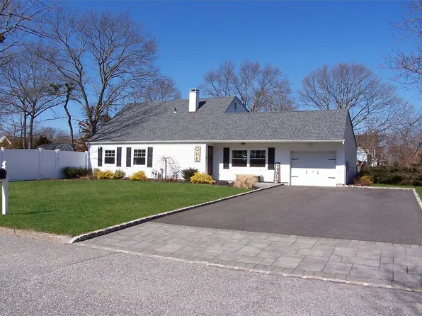 1 Southern Pine Lane, Medford, NY 11763