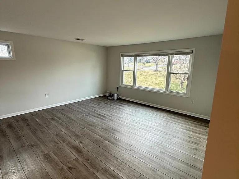 874 Oakdale Dr — Photo 2