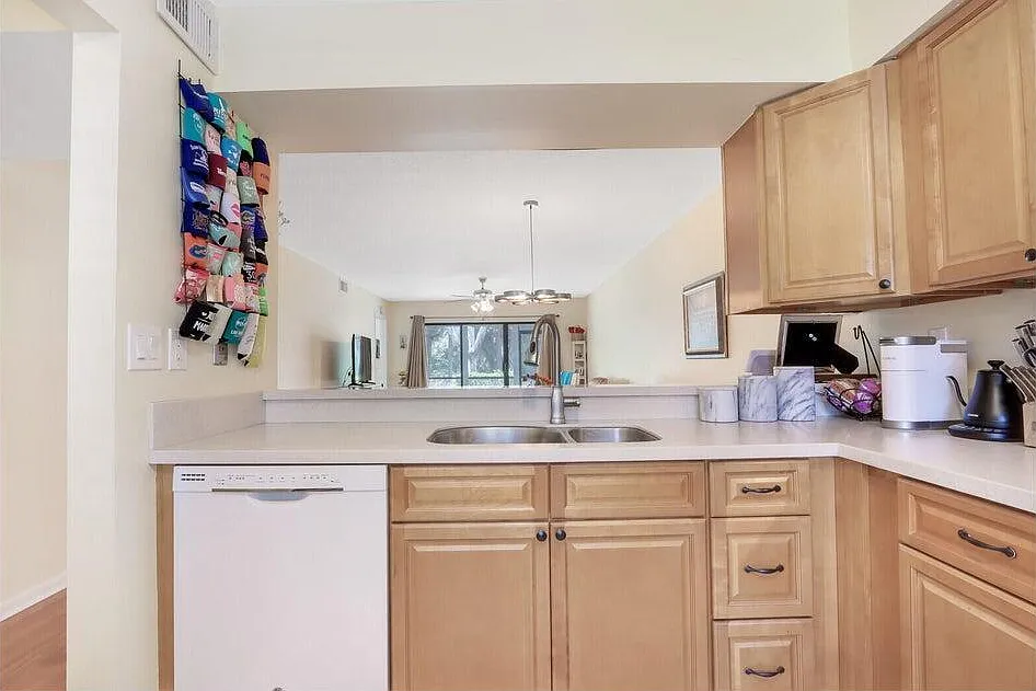 2 bed, 2.0 bath, 1200 sqft, $3,300 — Photo 3