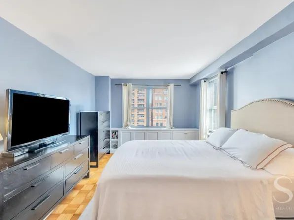 301 East 62nd Street image 6 of 11