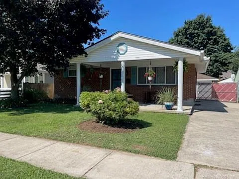 3 bed, 2.0 bath, 884 sqft, $1,350 — Photo 2
