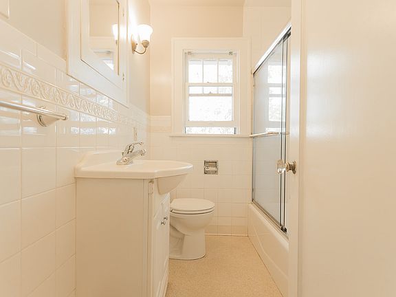 843 17th Street A Bathroom