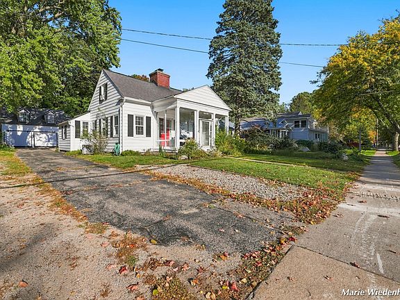2nd image of 722 Lake St