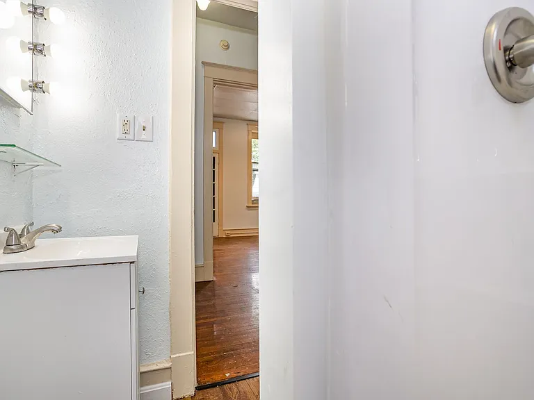 25 W Pomfret St — Photo 14