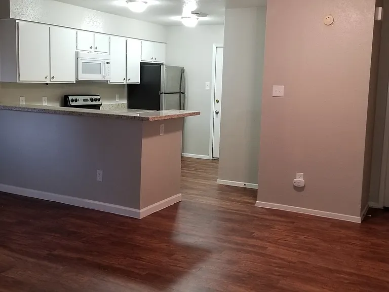 Willow Run Townhomes — Photo 7