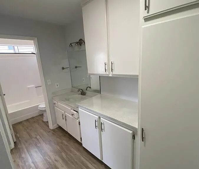 13700 Kornblum Ave #12 — Photo 8