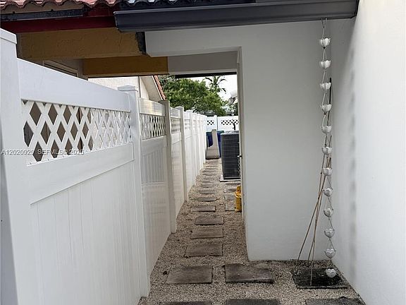 4th image of 11640 NW 23rd St
