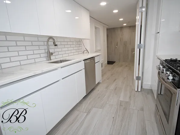 2070 Pearson Street image 8 of 36