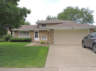 4002 N Galesburg Ave, Arlington Heights, IL 60004