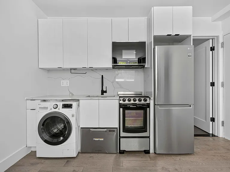 241 W 75th St #3D — Photo 5