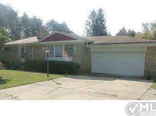 2135 Oxley Dr, Waterford, MI 48328